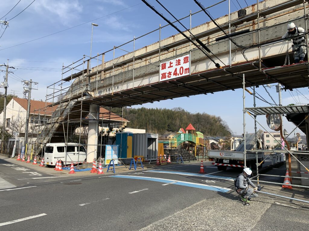 歩道橋塗装の施工事例